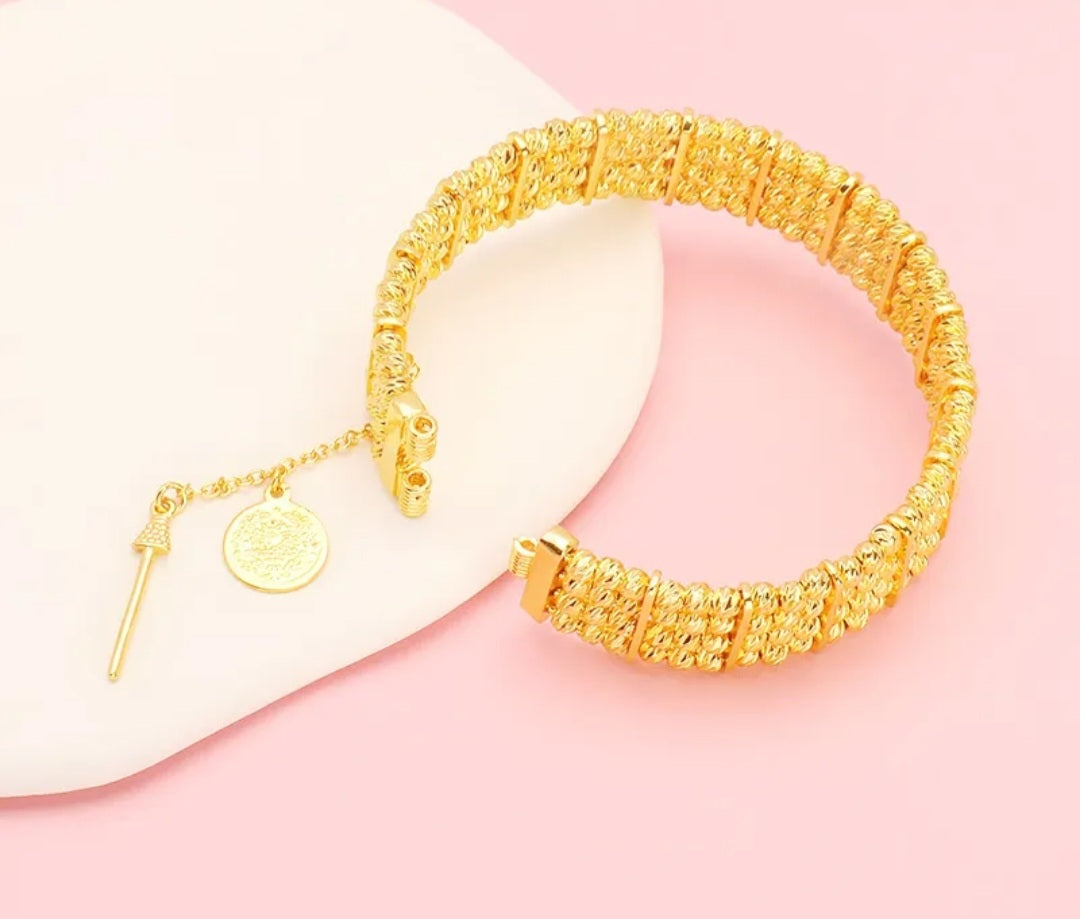 Elegantes Armband aus vergoldetem Geflecht mit Münzanhänger - König Jewelry